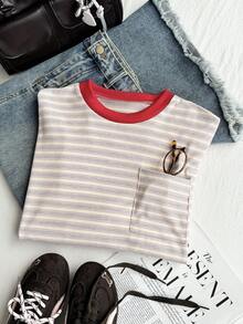 女童春秋季柔软条纹长袖T恤：浅米色搭配浅紫色条纹，撞色红色罗纹圆领，单胸袋，宽松休闲版型。针织面料，适合日常休闲穿着、上学和朋友聚会。 - 杏色 - 查看 6