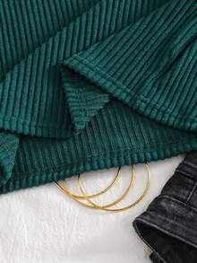 这款专为青春期女孩设计的新款长袖吊带背心上衣，采用露肩设计和蝴蝶结装饰，现已上市。它舒适、时尚、优雅、甜美、可爱、活泼、独特，是女孩们日常穿搭的必备单品。 - 墨綠色 - 查看 6