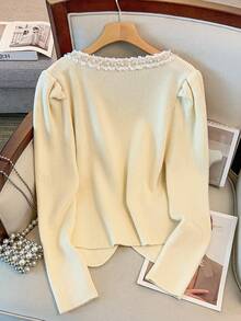 GlowEve CURVE Suéter de punto elegante beige de talla grande para mujer, versátil y de moda, con cuello de lazo, mangas abullonadas, falsa tapeta, botones de perla y bajo asimétrico - Beis - Ver 2