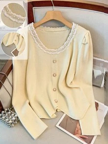 GlowEve CURVE Suéter de punto elegante beige de talla grande para mujer, versátil y de moda, con cuello de lazo, mangas abullonadas, falsa tapeta, botones de perla y bajo asimétrico - Beis - Ver 1