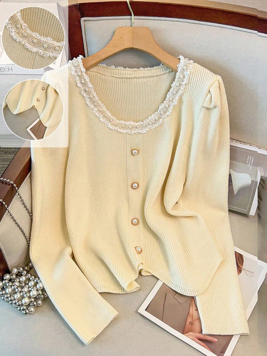 GlowEve CURVE Suéter de punto elegante beige de talla grande para mujer, versátil y de moda, con cuello de lazo, mangas abullonadas, falsa tapeta, botones de perla y bajo asimétrico - Beis - Ver 1