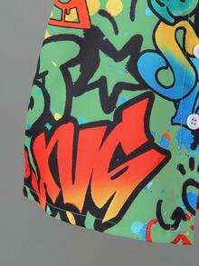 SHEIN 2 piezas Conjunto de camisa estampada y pantalones cortos con parche lavado para niño. Diseño de estampado genial de graffiti callejero con artesanía de lavado de mezclilla, de moda y elegante, adecuado para uso en verano, diseño simple y de moda, que muestra el encanto personalizado de los niños, adecuado para el uso casual diario de niños de 4 a 7 años, escapada, vacaciones, viajes, relajación, tomar el sol, verano