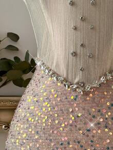 Lovelzi Đầm dự tiệc mini ôm sát, cổ chữ V, eo thon, cổ tim, chất liệu sequin thêu thủ công bóng bẩy, đính sequin trang trí - Bạc - Xem 5