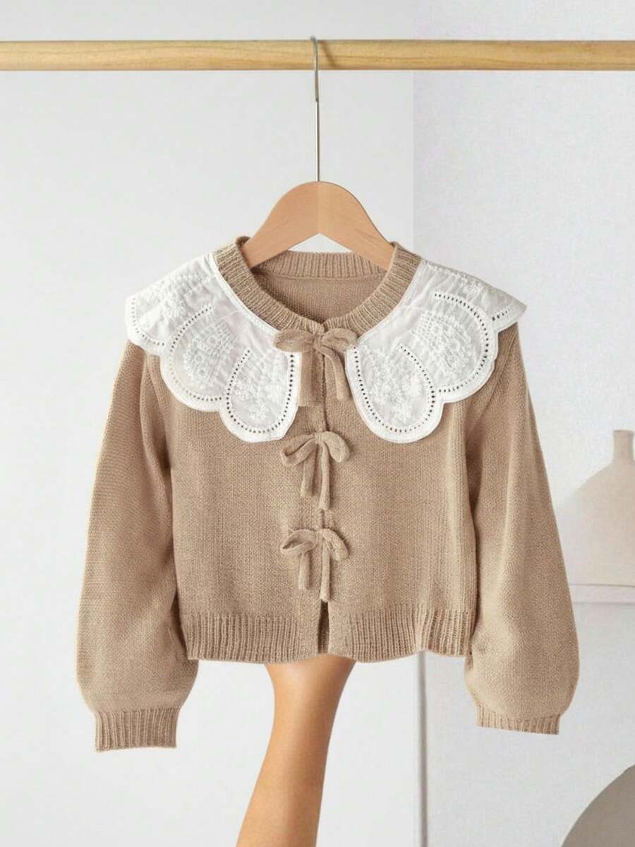 SHEIN LMoss Kids 女童卡其色针织毛衣,蝴蝶结装饰,可爱休闲,柔软舒适,百搭实用,适合居家、派对、节日等各种场合,也适合春、夏、秋、冬四季穿着,是圣诞节的绝佳礼物。 - 卡其色 - 查看 1