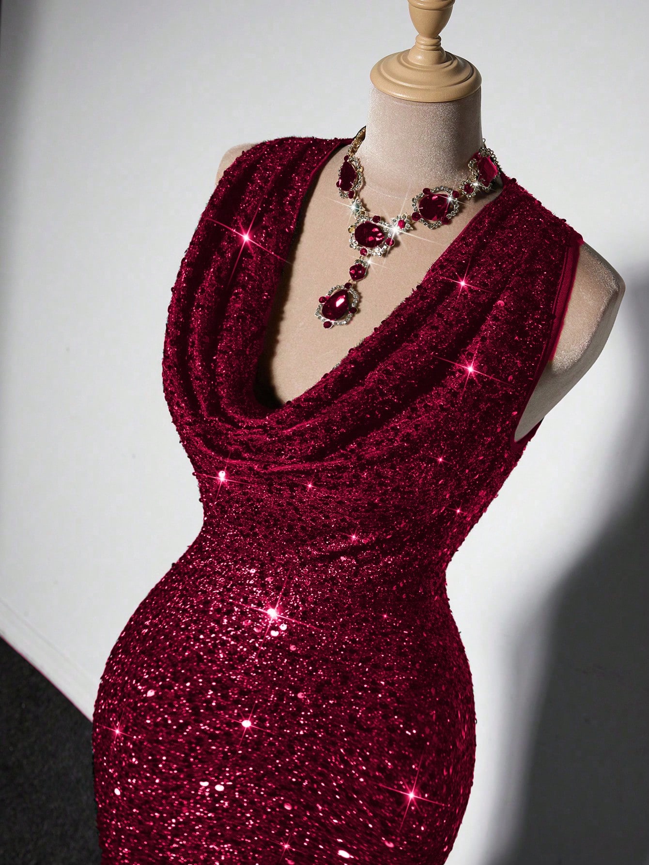 فستان نسائي كبير الحجم بدون أكمام وياقة متدلية مزي...