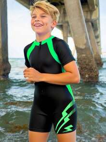 SHEIN Traje de baño de una pieza con gráficos deportivos para niño preadolescente, apropiado para la playa, la natación y el surf