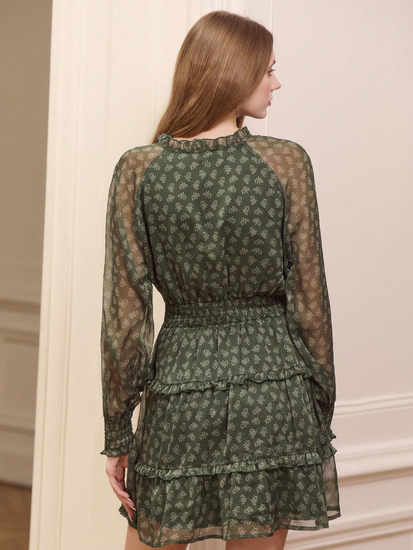 Robe mini à imprimé floral romantique avec détails volantés. Vêtements d'automne pour femmes. Robe d'automne. Vêtements d'automne et d'hiver pour femmes