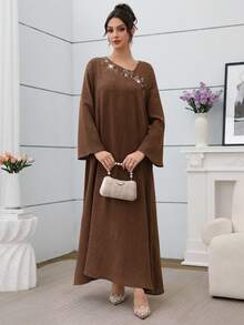 SHEIN Najma فستان نسائي بياقة غير متماثلة مرصع بالراين وشريط قطعة ملونة، بأكمام طويلة وذيل متسع على الطراز العربي - بني - مشاهدة 6
