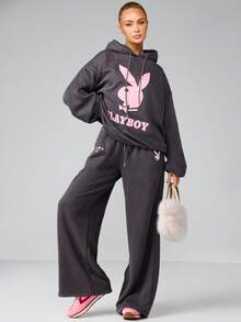 Missguided x Playboy 宽腿水洗运动裤，饰有品牌标志印花，适合休闲居家服和街头服饰穿着。 - 深灰色 - 查看 1