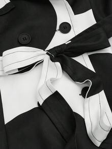 Sweetra Chaqueta de manga larga con doble botonadura, cinturón y estampado de lunares para tallas grandes