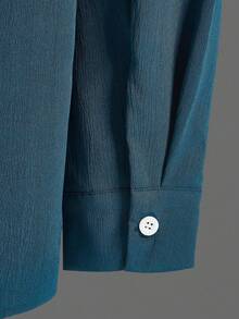 Manfinity Homme Bộ đồ nam 2 mảnh gồm áo sơ mi dài tay cài một hàng khuy và quần ống rộng có dây rút, màu trơn, kiểu dáng thường ngày. Bộ đồ nam màu xanh dương, bộ quần áo nam màu xanh trắng, bộ đồ nam bằng vải lanh cỡ lớn màu xanh ngọc. Thích hợp cho phong cách cổ điển, mặc hàng ngày, đi chơi cuối tuần, hoạt động ngoài trời, du lịch, môi trường làm việc thoải mái hoặc các dịp bán trang trọng, quà tặng cho bạn trai/chồng, quà kỷ niệm/sinh nhật, quà Giáng sinh, năm mới và đám cưới. - Màu xanh hải quân - Xem 3