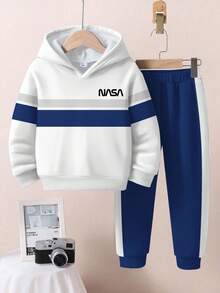 SHEIN Bộ 2 áo nỉ thể thao rộng rãi cho bé trai, phong cách cổ điển thời trang, phong cách đại học, họa tiết khối màu, họa tiết không gian, phong cách đường phố, áo hoodie dài tay thoải mái, phù hợp cho mùa thu/đông - Nhiều màu - Xem 2