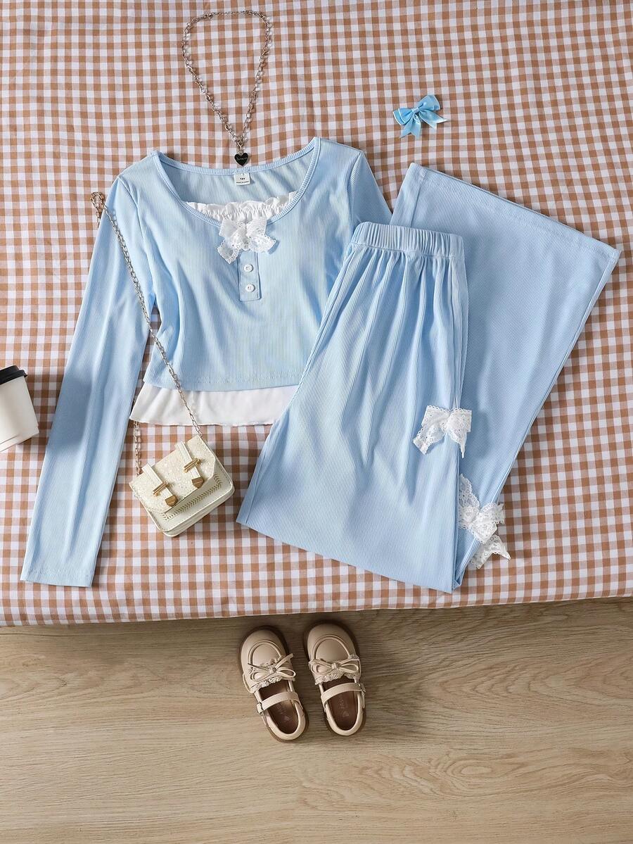SHEIN 温柔甜美休闲套装,浅蓝色条纹蕾丝面料,两件套,时尚舒适,简约百搭,适合户外休闲娱乐,室内外皆宜。浅蓝色调搭配蕾丝装饰,阔腿直筒裤,无绒面料,轻薄透气,适合夏秋两季穿着。 - 藍色 - 查看 1