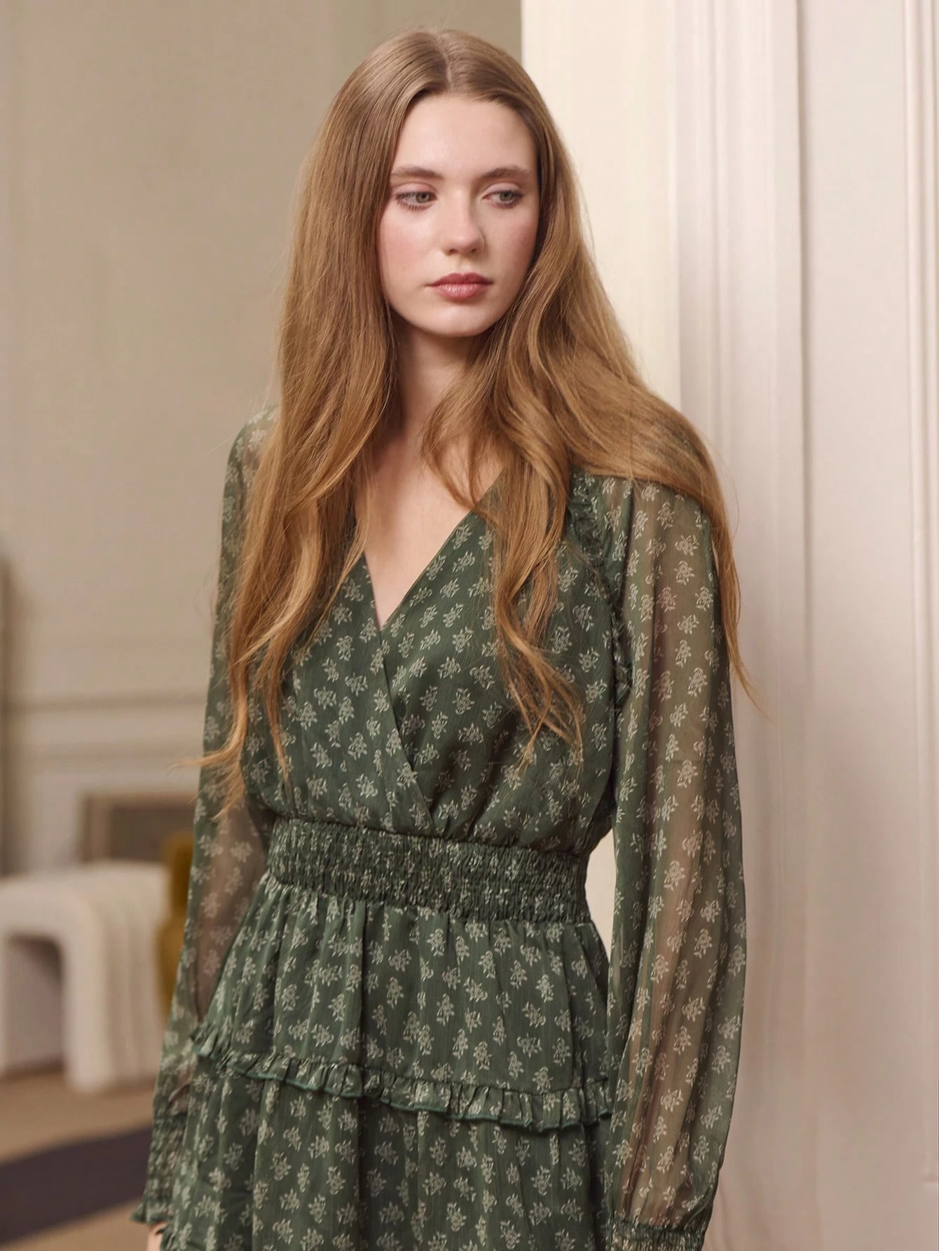Robe mini à imprimé floral romantique avec détails volantés. Vêtements d'automne pour femmes. Robe d'automne. Vêtements d'automne et d'hiver pour femmes