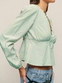 Nöista 条纹衬衫，V 领设计，荷叶边细节，前襟纽扣，收腰设计，长袖，为女性春假提供优雅别致的正式选择，完美契合精致的日常造型、优雅的办公室着装、女性生日节日装扮以及浪漫的情人节装扮。 - 彩色 - 查看 2