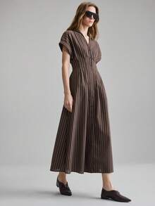 Ontre 2026春夏女装红色混纺仿针织面料，柔软舒适保暖，百搭廓形，圆领短袖长款直筒连衣裙，多功能都市休闲商务通勤高品质机场穿搭，舒适柔软，四季皆宜，早春必备，适合节日场合。 - 棕色 - 查看 7