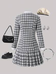 SHEIN Váy Jacquard dệt kim họa tiết hoa cỡ lớn và cỡ nhỏ dành cho nữ toát lên vẻ ngọt ngào, thanh lịch, dễ thương, sang trọng, lãng mạn và quyến rũ. Thiết kế nổi bật với họa tiết caro răng sói đen trắng kết hợp với nơ trắng lớn trang trí. Váy gồm tay dài và chân váy ngắn xếp ly. Độ dày tiêu chuẩn, không có chất liệu độn. - Màu tím hoa cà - Xem 2
