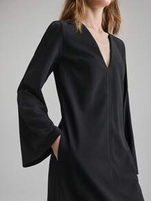 Ontre 女士黑色面料舒适宽V领长袖喇叭袖H型连衣裙，前中缝装饰，不对称下摆设计，不同面料拼接设计，优雅都市休闲商务通勤高品质机场连衣裙，采用优质面料制成 - 黑色 - 查看 7