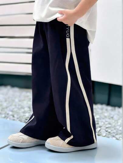 小男孩宽松休闲裤，侧面有撞色条纹装饰，学院风