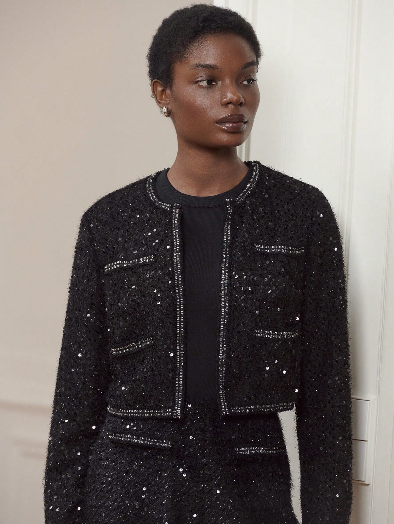 ブラック ツイード調 クロップドジャケット、控えめなスパンコールとコントラストのトリミング - 洗練されたアウトフィット