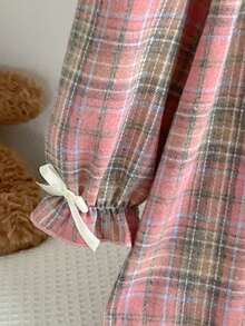 SHEIN Vintaside Kids 女童柔软舒适梭织连衣裙，经典英伦风红色格子图案，可爱彼得潘领，泡泡袖，荷叶边下摆，蝴蝶结装饰，长款连衣裙，睡衣，秋冬款 - 彩色 - 查看 4