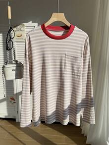 女童春秋季柔软条纹长袖T恤：浅米色搭配浅紫色条纹，撞色红色罗纹圆领，单胸袋，宽松休闲版型。针织面料，适合日常休闲穿着、上学和朋友聚会。 - 杏色 - 查看 4