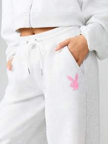 Missguided x Playboy Pantalon de jogging ample à cordon de serrage pour femmes, vêtements de détente casual avec imprimé logo, pantalon confortable pour tous les jours - Gris - Voir 3