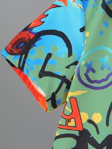 SHEIN 2 piezas Conjunto de camisa estampada y pantalones cortos con parche lavado para niño. Diseño de estampado genial de graffiti callejero con artesanía de lavado de mezclilla, de moda y elegante, adecuado para uso en verano, diseño simple y de moda, que muestra el encanto personalizado de los niños, adecuado para el uso casual diario de niños de 4 a 7 años, escapada, vacaciones, viajes, relajación, tomar el sol, verano