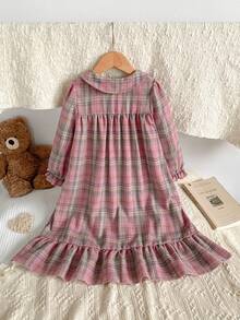 SHEIN Vintaside Kids 女童柔软舒适梭织连衣裙，经典英伦风红色格子图案，可爱彼得潘领，泡泡袖，荷叶边下摆，蝴蝶结装饰，长款连衣裙，睡衣，秋冬款 - 彩色 - 查看 2