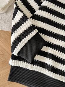 SHEIN Playful Pals 男婴春秋季条纹圆领长袖上衣，饰有可爱小熊图案，搭配纯蓝色修身长裤，休闲套装，适合外出、居家、轻度运动和生日派对穿着。 - 黑色 - 查看 7