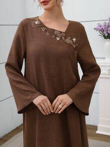 SHEIN Najma فستان نسائي بياقة غير متماثلة مرصع بالراين وشريط قطعة ملونة، بأكمام طويلة وذيل متسع على الطراز العربي - بني - مشاهدة 3
