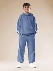 Conjunto de Moletom e Calça de Moletom Casual para Meninos Pré-Adolescentes SUMWON com Listras Laterais Brancas, Cintura Elástica, Conforto para Férias - Azul Empoeirado - Visão 2