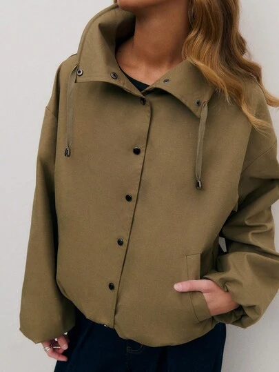 Nöista Casual Khaki Jacket With A Relaxed Fit, Snap-Button Front, And Elastic Hem. A Versatile Layer For Spring Break Outfits Outfits, Comfort And An Easy, Modern Look That Pairs Effortlessly With Jeans, Dresses, Or Casual Sets.