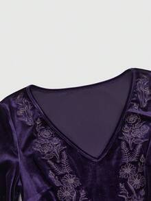 ROMWE Goth Hippie Mysterious Witch Herb Plant Embroidered Dark Purple Flare Sleeve Velvet Mini Dress - Purple - View 3
