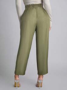 PETITE Pantalones negros casuales de cintura alta con detalles plisados y cinturón - Verde militar - Ver 2