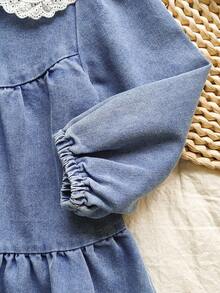 Vintaside Kids فستان جينز للبنات الصغيرات، فستان جينز مغسول فضفاض بتصميم كشكش مع طوق مزخرف بالأزهار، قماش جينز قطني ناعم وخفيف الوزن، إكسسوار أساسي عصري للبنات، مناسب للارتداء في الربيع/الخريف، للاستخدام اليومي، التصوير الفوتوغرافي، الخروج، الحفلات، إصدار جديد لخريف 2025 - أزرق متوسط - مشاهدة 7