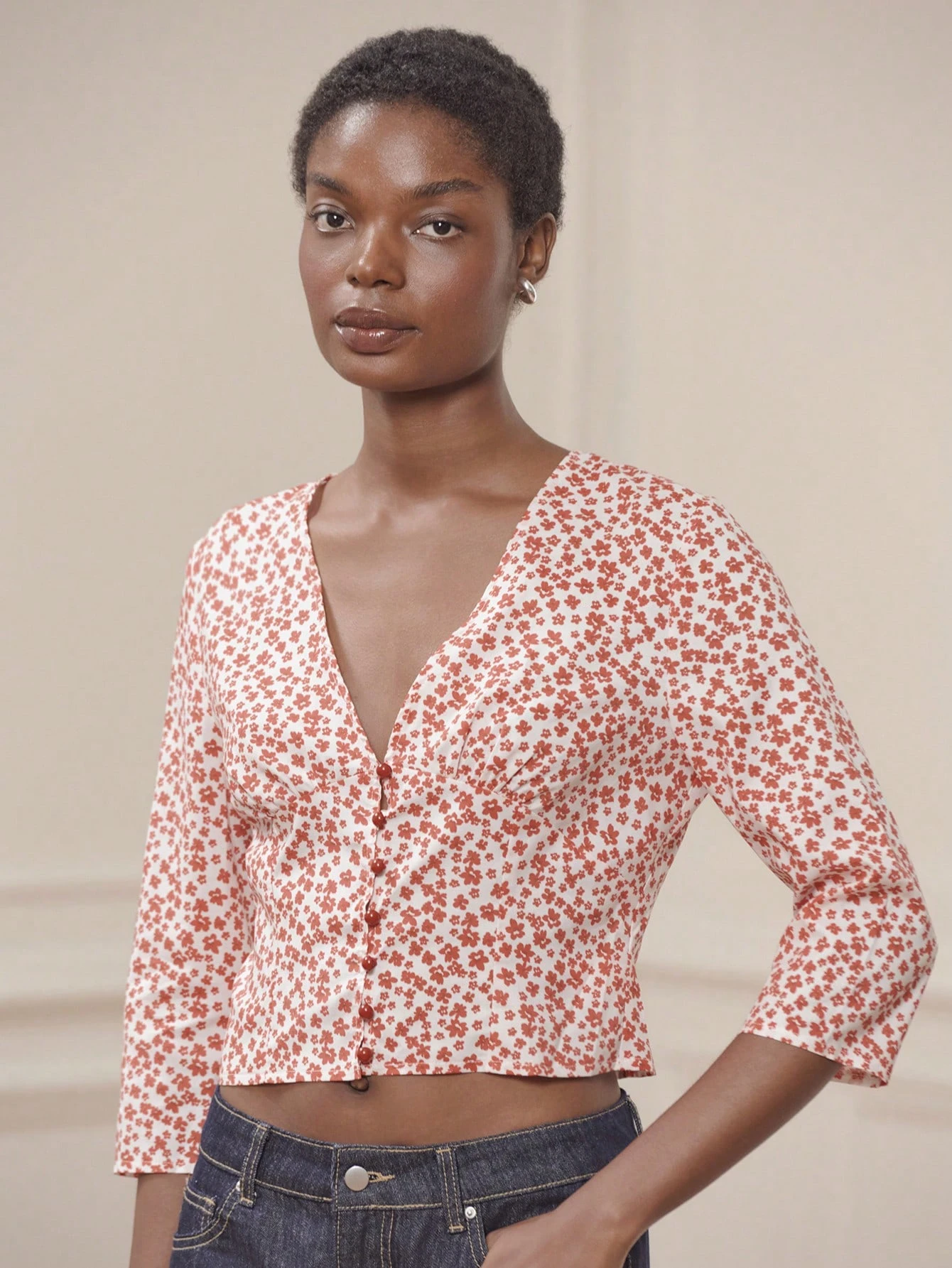 Blouse à imprimé floral rouge avec manches 3/4, col en V profond et fermeture boutonnée devant, style mignon