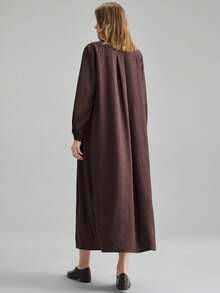 Ontre 2026SS Vestido largo de mujer de tela rígida sin estiramiento en color café oscuro y marrón, con diseño de rayas en la parte delantera, cuello redondo pequeño, cuello alto pequeño, ajuste relajado, doble solapa, decoración de botón de metal, serie de mujeres minimalista cómoda para negocios urbanos modernos y viajes en avión - Marrón - Ver 4