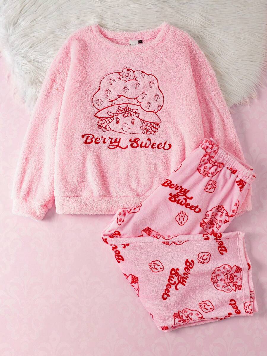 Strawberry Shortcake X SHEIN 加大码卡通人物刺绣圆领长袖上衣和裤子泰迪绒毛睡衣套装，女士冬季粉色睡衣，舒适保暖 - 粉色 - 查看 1