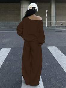 Muchica 两件套女士棕色宽松阔领露肩卫衣和阔腿运动裤套装，保暖加厚面料，适合秋冬季穿着。 - 棕色 - 查看 3