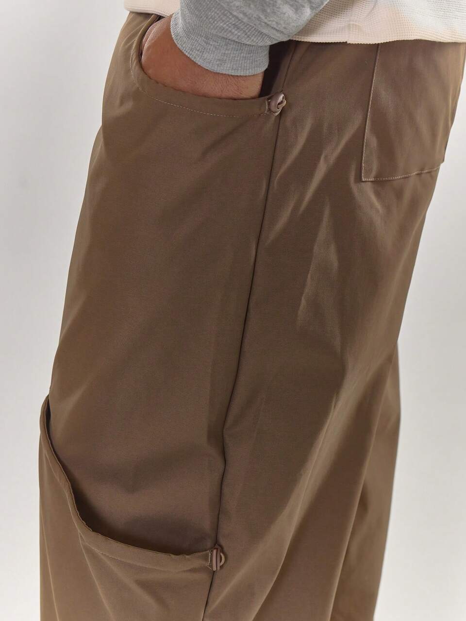 Pantalon à jambes larges avec détails froncés aux poches, cordon élastique, taille élastiquée, bouton de fermeture, passants de ceinture. Tenues d'automne, vêtements d'été, printemps-été