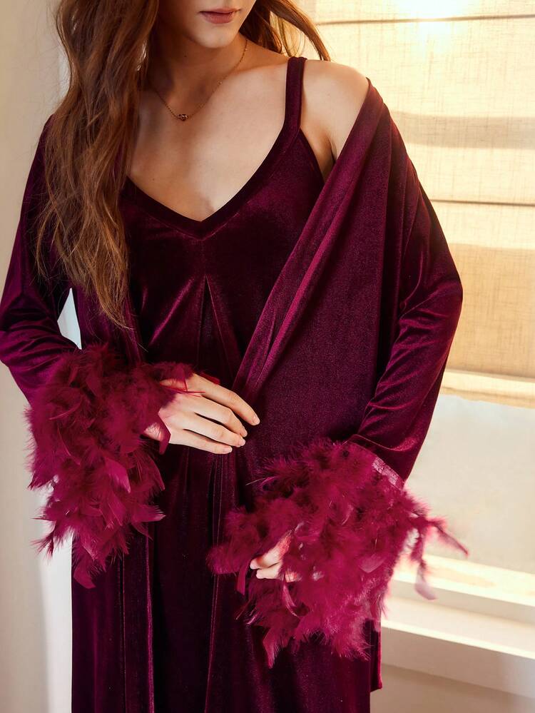 ROUPÃO E CAMISOLA CONJUNTO COM CINTO, PUNHOS DE VELUDO E PENAS FALSAS
