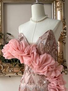 Lovelzi Elegante y lujoso vestido de fiesta mini ajustado con cuello en V, manga de un hombro, bordado de lentejuelas rosa claro, empalme con flecos y organza con estructura 3D - Rosa Pálido - Ver 3