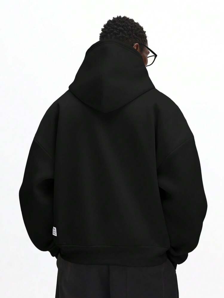 Sudadera oversize con estampado minimalista urbano
