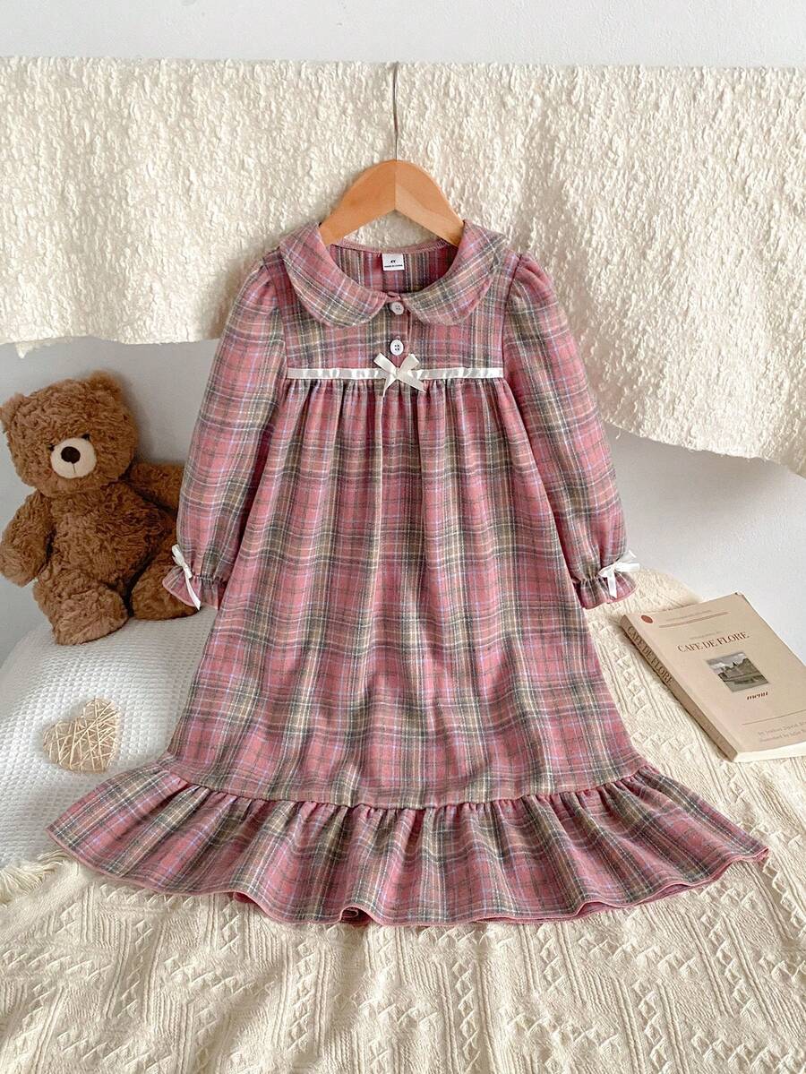SHEIN Vintaside Kids 女童柔软舒适梭织连衣裙，经典英伦风红色格子图案，可爱彼得潘领，泡泡袖，荷叶边下摆，蝴蝶结装饰，长款连衣裙，睡衣，秋冬款 - 彩色 - 查看 1