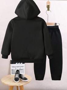 SHEIN 2 件套幼儿男童休闲时尚创意简约字母和“妈妈的孩子”图案印花套头衫和运动裤套装，适合秋季 - 黑色 - 查看 3