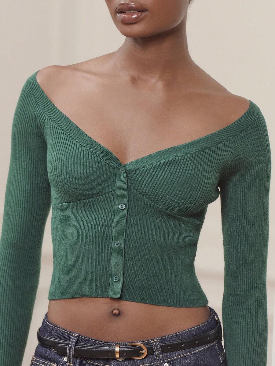 lacRébo بلوزة محبوكة خضراء بياقة منحرفة عن الكتف مع تفاصيل أزرار أمامية للخريف والشتاء