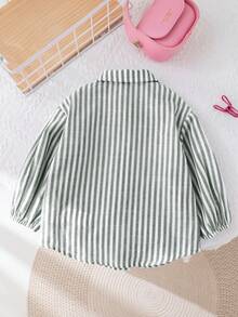 SHEIN LMoss Kids LMoss 女婴时尚可爱条纹长袖衬衫，适合外出和度假的百搭款式 - 綠色 - 查看 2