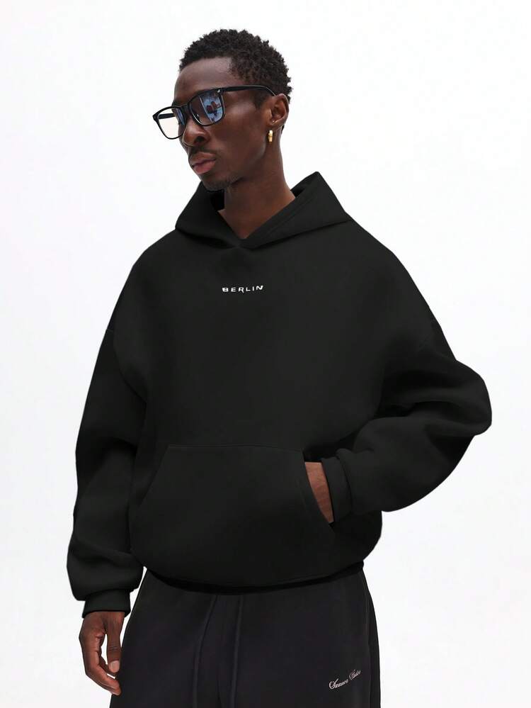 Sudadera oversize con estampado minimalista urbano