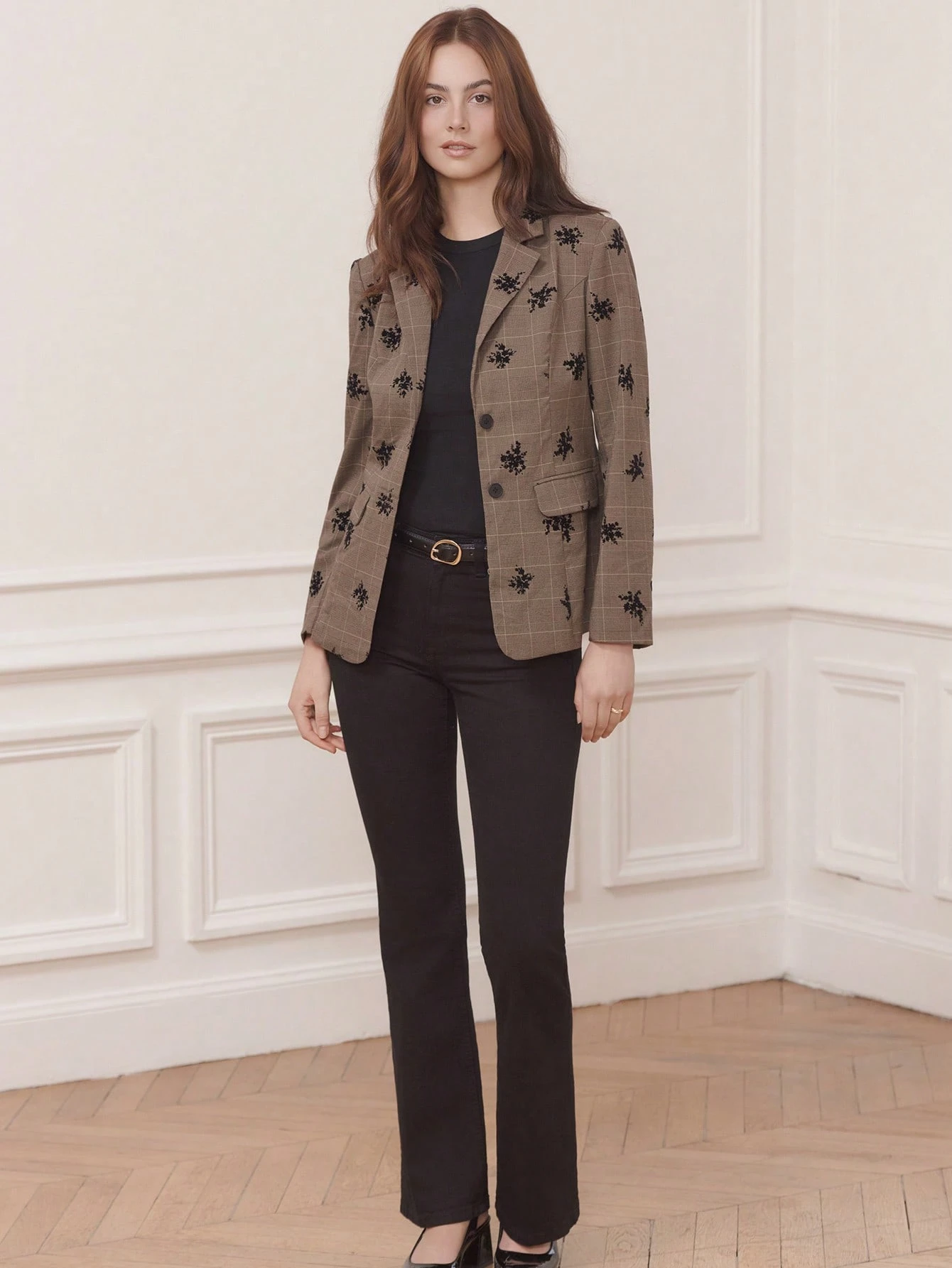 Blazer sartoriale a quadri marroni con motivi floreali neri, elegante per l'autunno e l'inverno